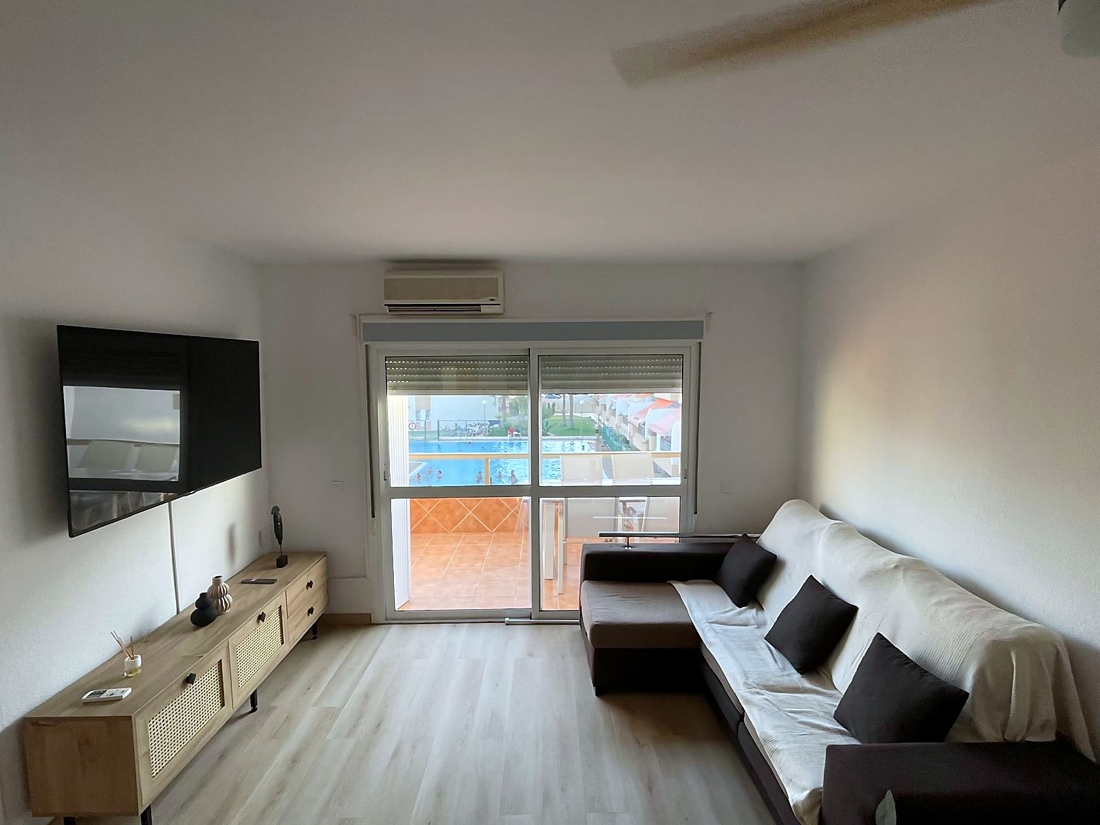 Salón reformado con vistas a la piscina comunitaria