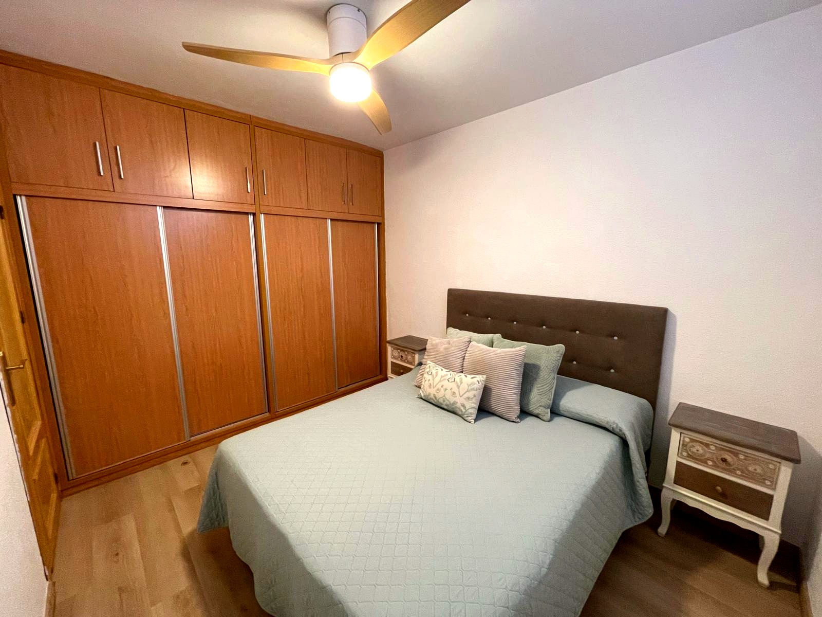 Dormitorio reformado con armario empotrado